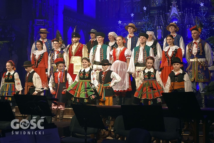 Koncert zespołów "Kostrzanie" i "Mazowsze" w Bazylice Mniejszej