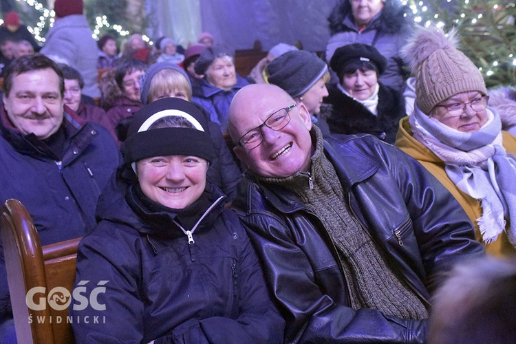 Koncert zespołów "Kostrzanie" i "Mazowsze" w Bazylice Mniejszej