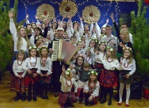 Podczas wigilijnego spotkania Guzowianki z Kapelą Bursów dały koncert kolęd i pastorałek
