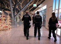 Alarm na lotniskach - policja poszukuje kilku osób