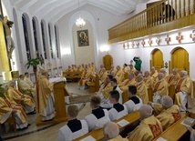 Mszę św. z księżmi seniorami celebrowali biskupi Henryk Tomasik i Piotr Turzyński