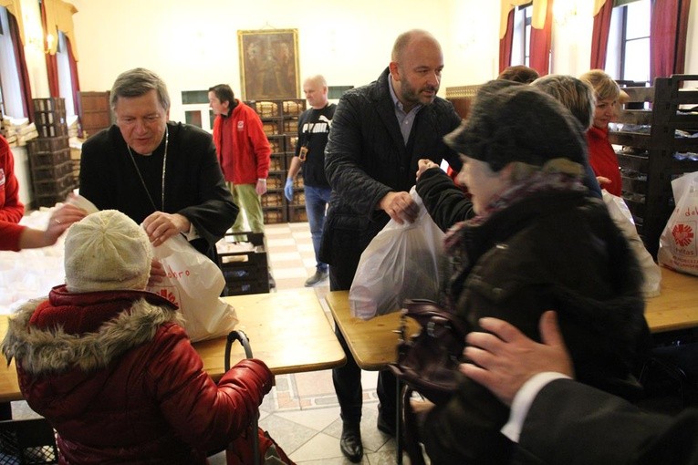 Paczki żywnościowe i prezenty