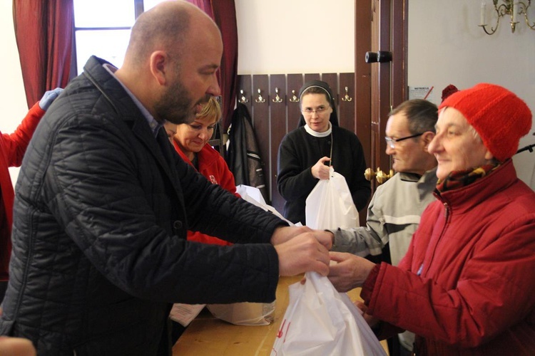 Paczki żywnościowe i prezenty