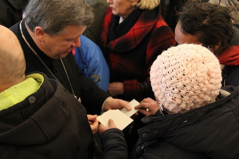 Paczki żywnościowe i prezenty