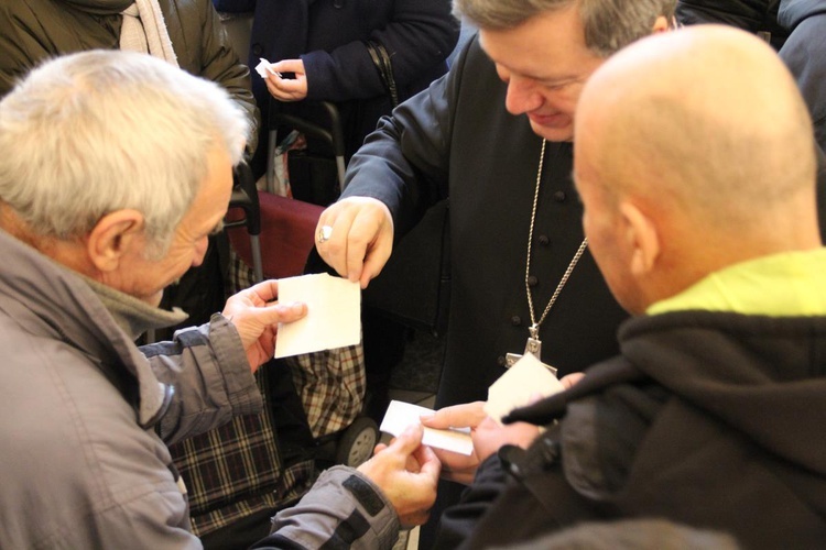 Paczki żywnościowe i prezenty