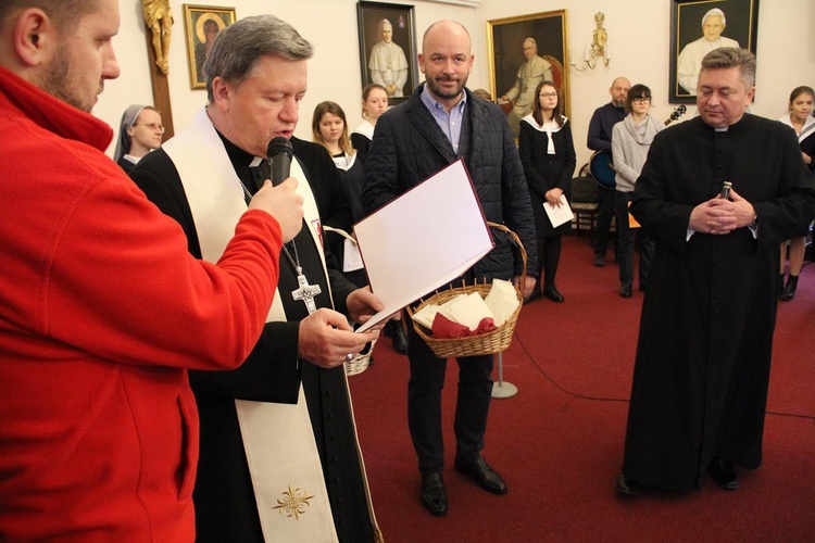 Paczki żywnościowe i prezenty