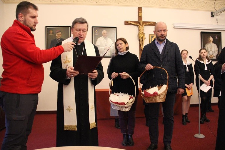 Paczki żywnościowe i prezenty
