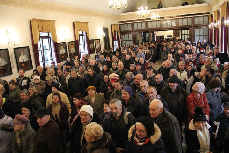 Paczki żywnościowe i prezenty