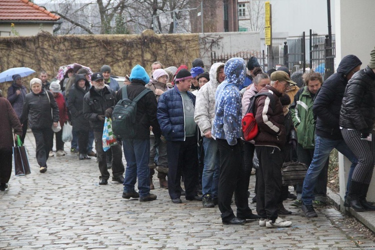 Paczki żywnościowe i prezenty