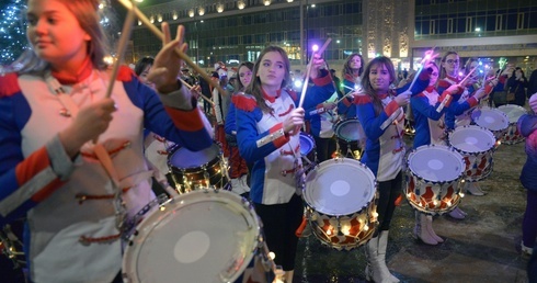 Światło, dźwięk i rytm towarzyszyły przemarszowi spod Teatru Powszechnego napPlac przed Urzędem Miasta w Radomiu, gdzie trwa świąteczny kiermasz