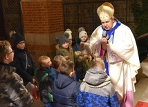 Bp Wojciech Osial głosił homilię w otoczeniu dzieci