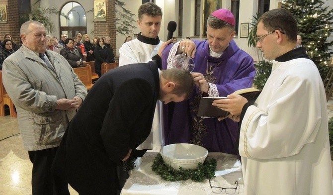 34-letni Grzegorz przyjął chrzest przez posługę biskupa Romana Pindla w bielskim kościele św. Pawła 