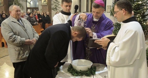 34-letni Grzegorz przyjął chrzest przez posługę biskupa Romana Pindla w bielskim kościele św. Pawła 