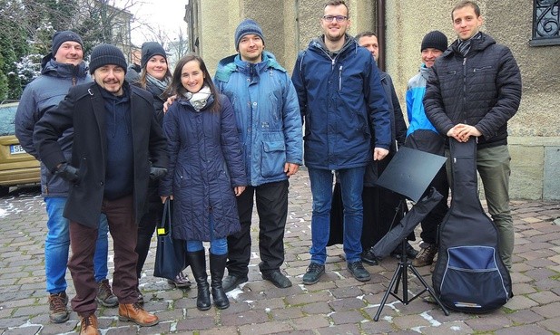Wolontariusze przygotowujący zupę dla ubogich i studenci z DA przy katedrze św. Mikołaja po Mszy św. w intencji samotnych i zagubionych