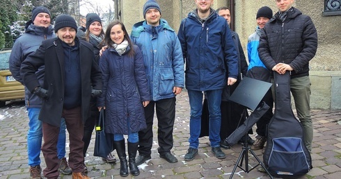 Wolontariusze przygotowujący zupę dla ubogich i studenci z DA przy katedrze św. Mikołaja po Mszy św. w intencji samotnych i zagubionych