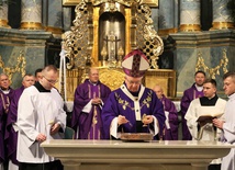Abp Stanisław Budzik odprawił pierwszą Mszę św. w odnowionym kościele