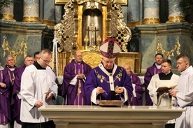 Abp Stanisław Budzik odprawił pierwszą Mszę św. w odnowionym kościele