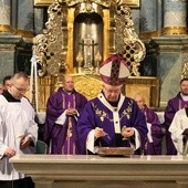 Abp Stanisław Budzik odprawił pierwszą Mszę św. w odnowionym kościele