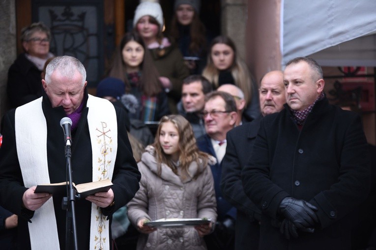 Ks. prał. Ryszard Sorota czyta ewangelię o narodzeniu Pańskim. Z prawej burmistrz Paweł Fyda.  