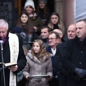 Ks. prał. Ryszard Sorota czyta ewangelię o narodzeniu Pańskim. Z prawej burmistrz Paweł Fyda.  