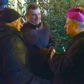 Po części oficjalnej przyszedł czas na indywidualne łamanie się opłatkiem i składanie życzeń