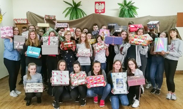 Uczniowie SP 33 z Bielska-Białej z przygotowanymi przez siebie paczkami dla rówieśników z Ukrainy