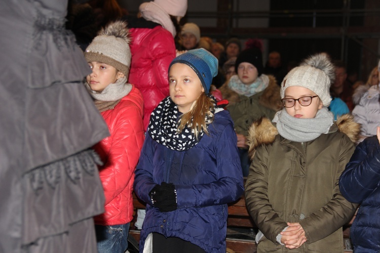 Roraty w parafii Niepokalanego Poczęcia NMP w Rawie