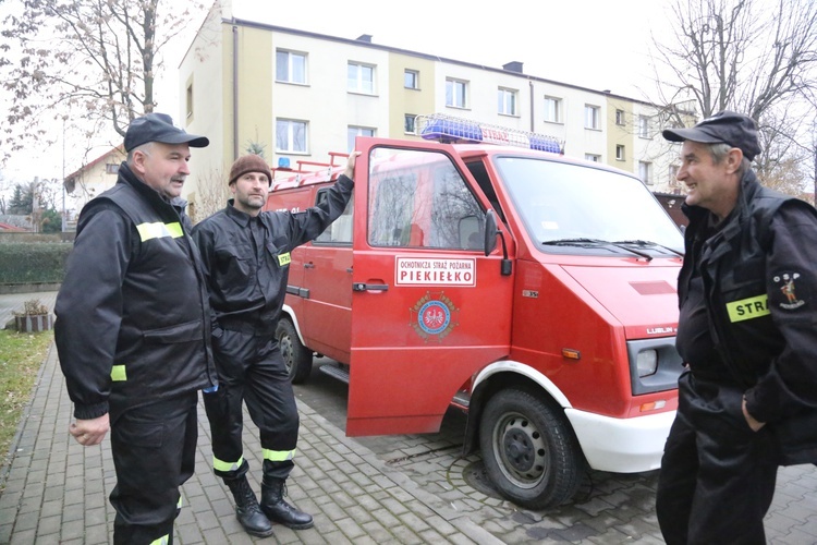 Strażacy z Piekiełka z darami