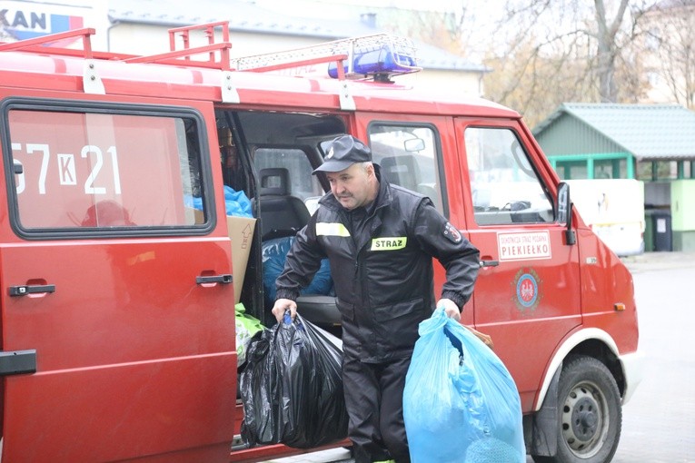 Strażacy z Piekiełka z darami