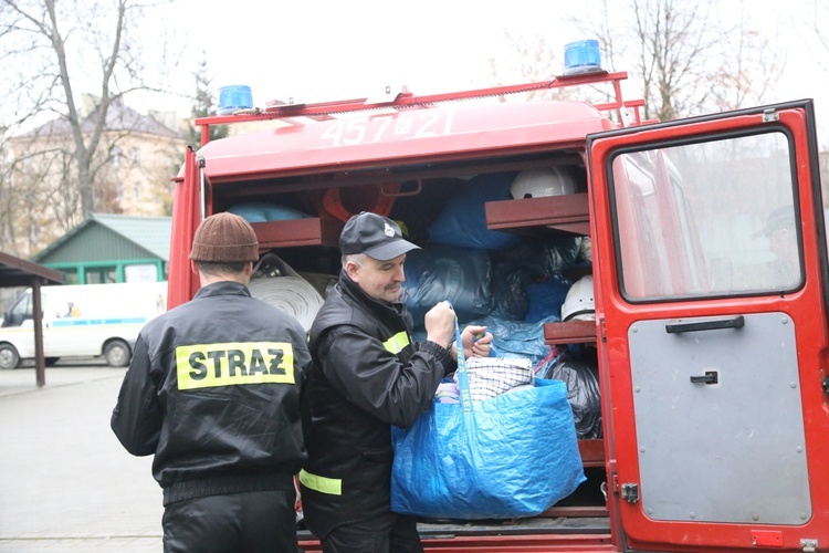 Strażacy z Piekiełka z darami