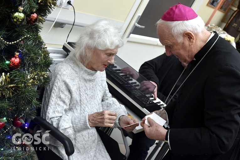 Biskup złożył życzenia każdemu pacjentowi hospicjum