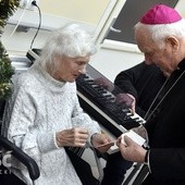Biskup złożył życzenia każdemu pacjentowi hospicjum