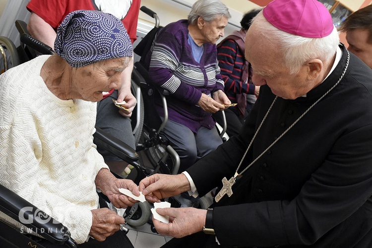 Spotkanie opłatkowe z biskupem w Hospicjum im. św. Ojca Pio