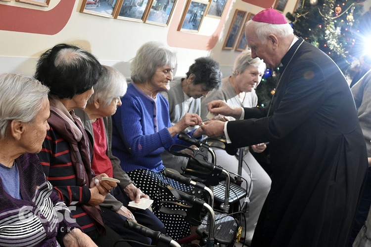 Spotkanie opłatkowe z biskupem w Hospicjum im. św. Ojca Pio