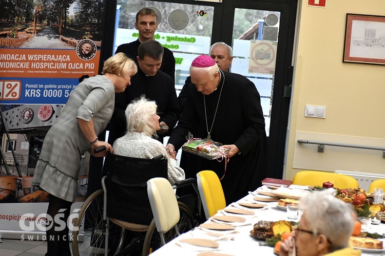 Spotkanie opłatkowe z biskupem w Hospicjum im. św. Ojca Pio