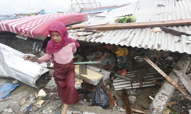 Bilans tsunami w Indonezji: 373 zabitych i niemal 1,5 tys. rannych