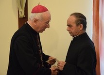 Bp Andrzej F. Dziuba podzielił się opłatkiem z każdym kapłanem mieszkającym w Domu Kapłana Seniora