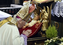 Biskup na początku i na końcu liturgii ucałował stopy Bożej Dzieciny