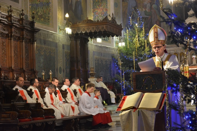 - Dla Boga liczy się bardzo to, jakim jesteś człowiekiem, bo On sam stał się człowiekiem - akcentował bp Mirosław w kazaniu