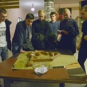 Na początek rekolekcji uczestnicy mieli za zadanie poznać seminaryjny gmach. Pomocą jest makieta