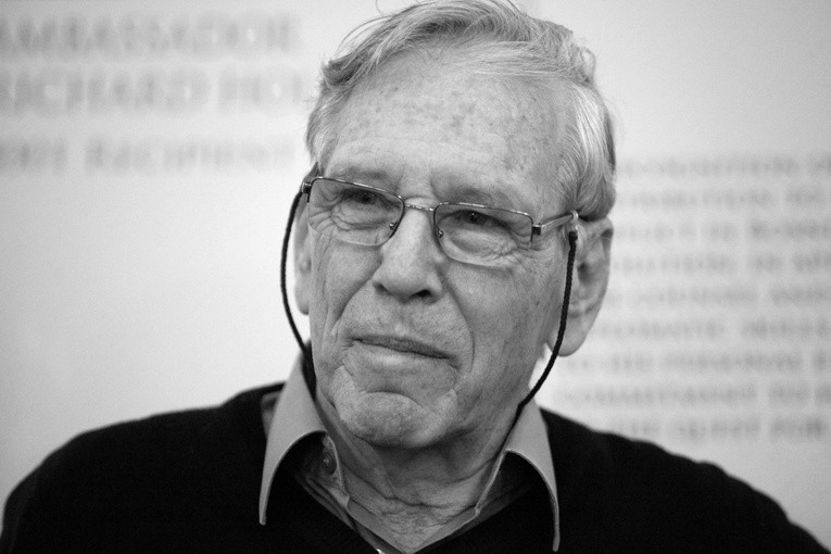 Zmarł Amos Oz