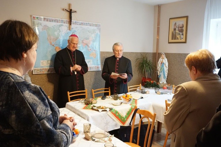 Świąteczne spotkanie biskupa Deca z rodzinami osób pracujących na misjach