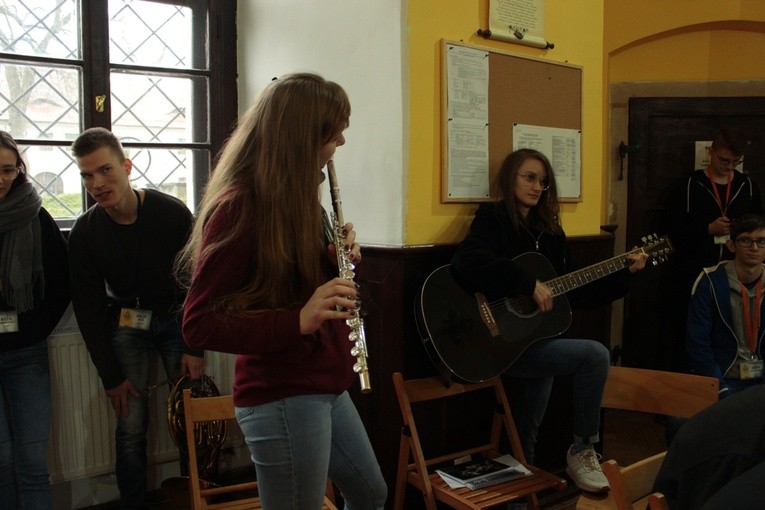 Rekolekcje sylwestrowe dla młodzieży w Henrykowie (dzień 2)