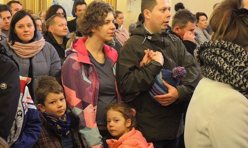 Małżonkowie ze swoimi pociechami wypełnili hałcnowską bazylikę