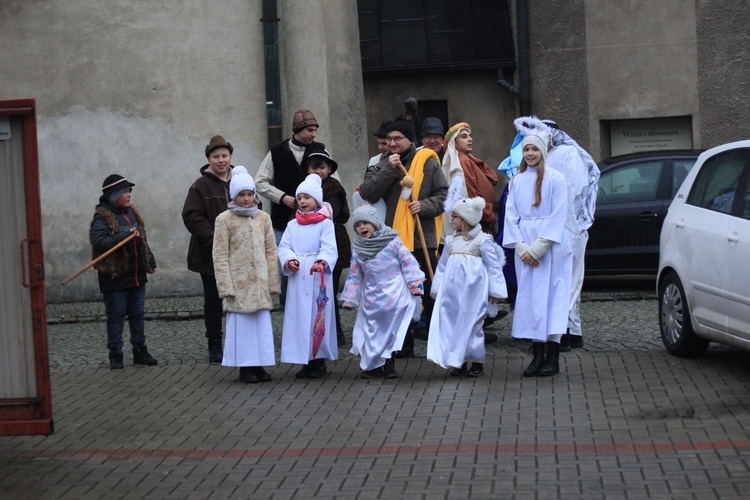 Kolędowanie i jasełka przy żywej szopce w Głogówku