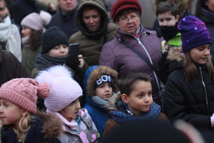 Kolędowanie i jasełka przy żywej szopce w Głogówku