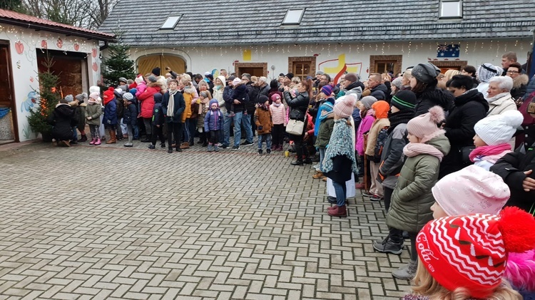 Kolędowanie i jasełka przy żywej szopce w Głogówku