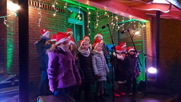Kolędowanie i jasełka przy żywej szopce w Głogówku
