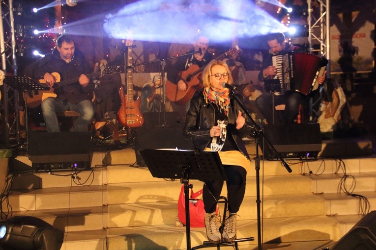 Magda Anioł z zespołem kolędowała na gdańskiej Strzyży