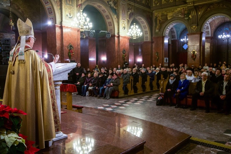 Abp Skworc: Społeczeństwo i państwo istnieją dla rodziny i dzięki niej